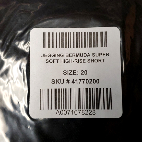 ❤️NWT VINTAGE TORRID BERMUDA JEGGING JEAN SHORTS -  SUPER SOFT STRETCH DENIM - Picture 8 of 14